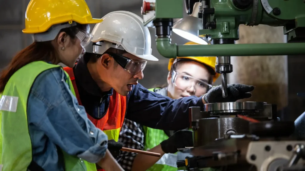 asian foreman training female trainee ondustry 1536x864